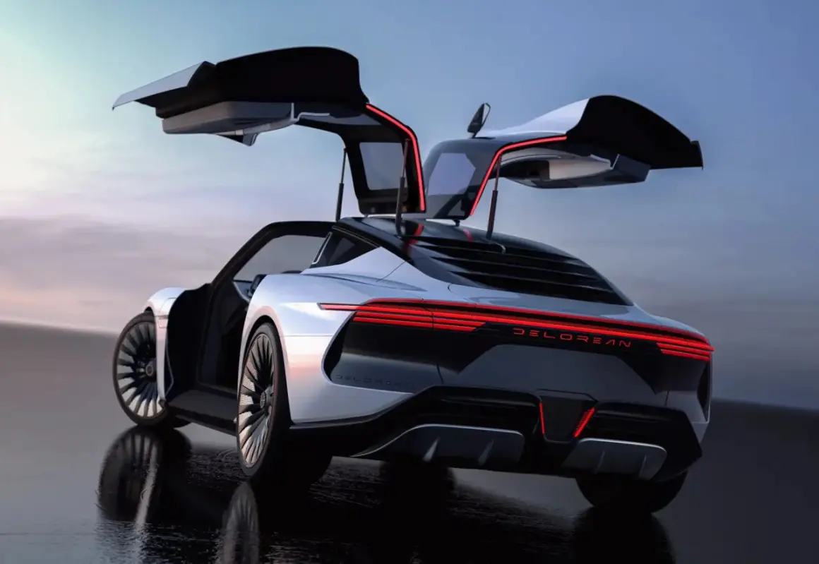 Nowoczesny DeLorean Alpha5 z otwartymi drzwiami typu gullwing, lśniącymi czerwonymi światłami, na mokrej nawierzchni.