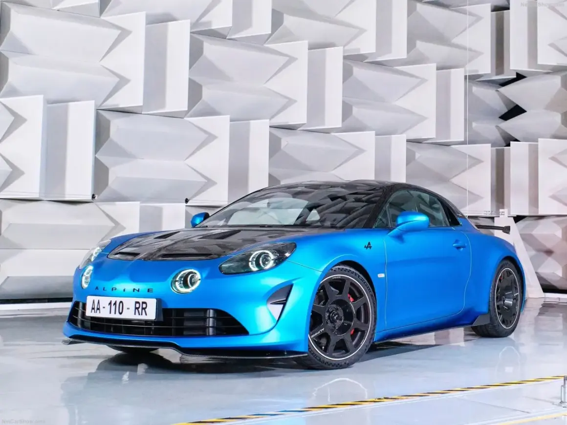 Alpine A110 R bleue, prête à libérer ses chevaux dans un décor acoustique futuriste.