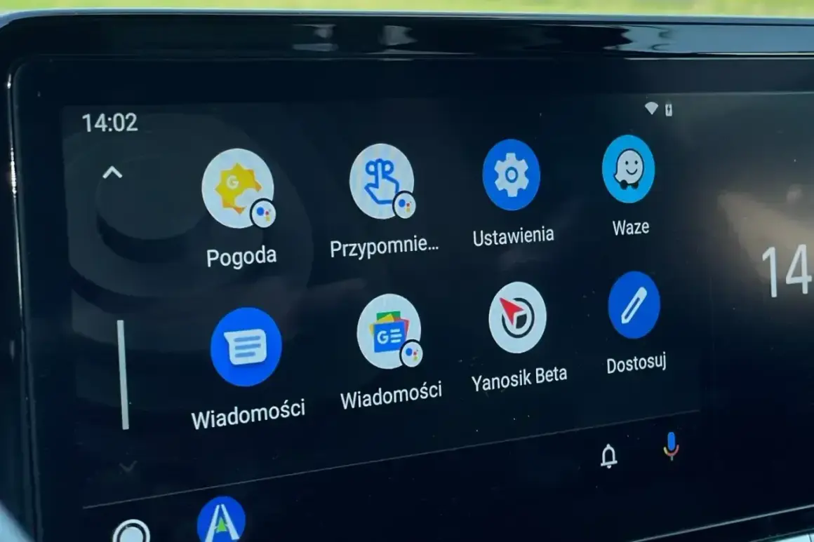 Ekran Android Auto z ikonami: Pogoda, Przypomnienia, Ustawienia, Waze, Wiadomości, Yanosik Beta.