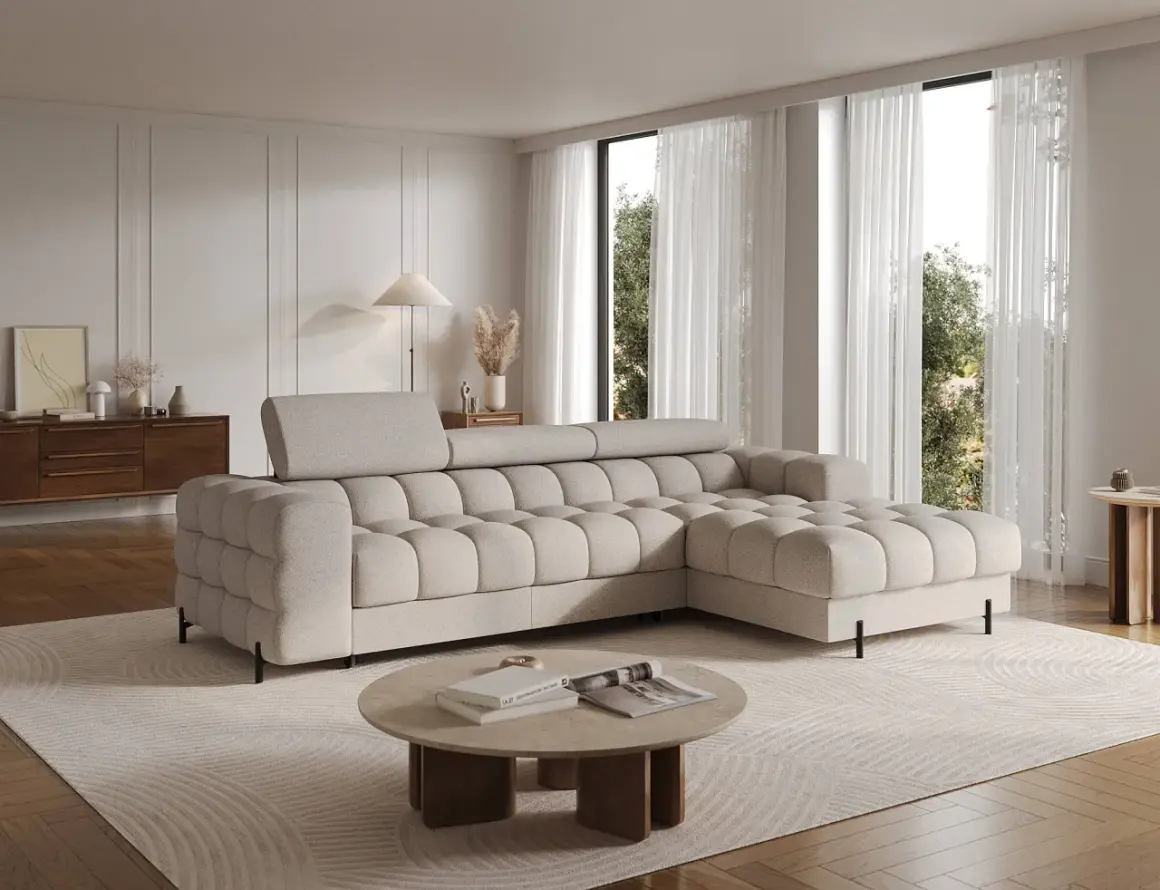Ein helles Wohnzimmer mit einem beigen Ecksofa und einem runden oder eckigen couchtisch aus Stein und Holz.