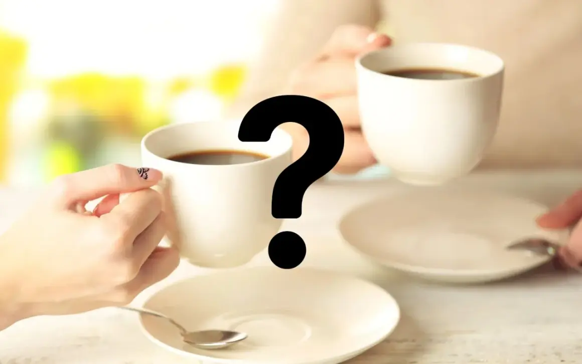 Två koppar kaffe och ett stort frågetecken. Hur påverkar koffein kroppen?