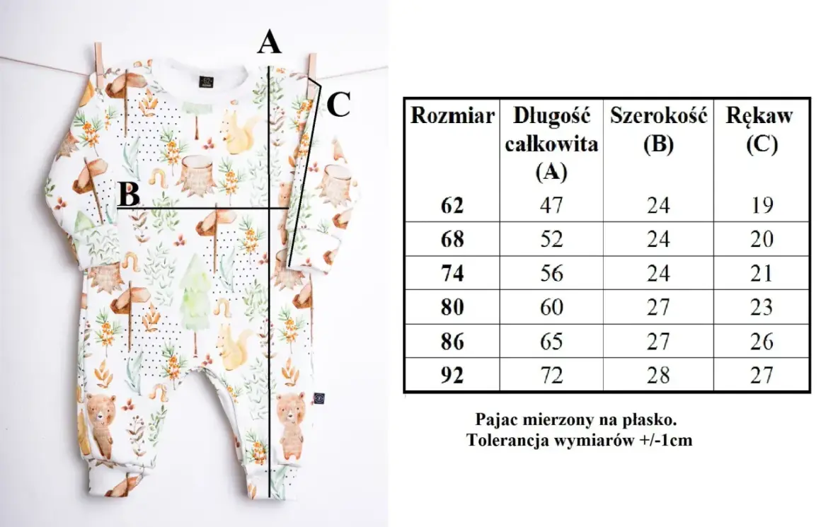 Tabela rozmiarów pajaca z motywem leśnym. Sprawdź, jaki rozmiar dla noworodka będzie najlepszy, porównując wymiary A, B, C.