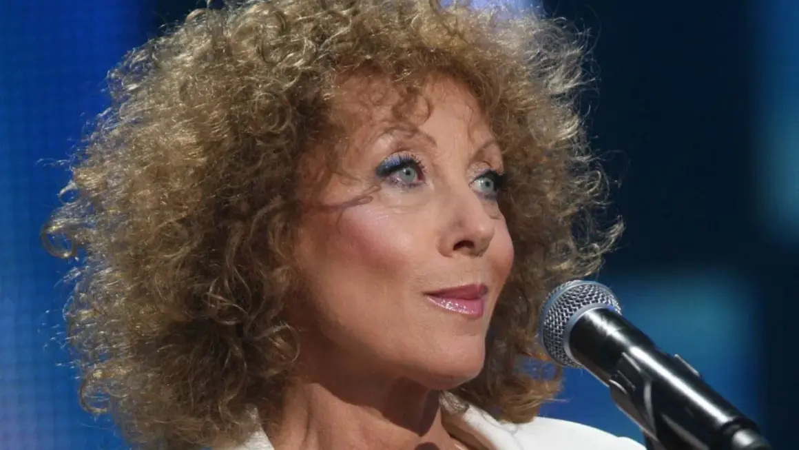 Alicja Majewska, mimo choroby, śpiewa z pasją. Jej charakterystyczna fryzura i niebieskie cienie do powiek podkreślają jej urodę.