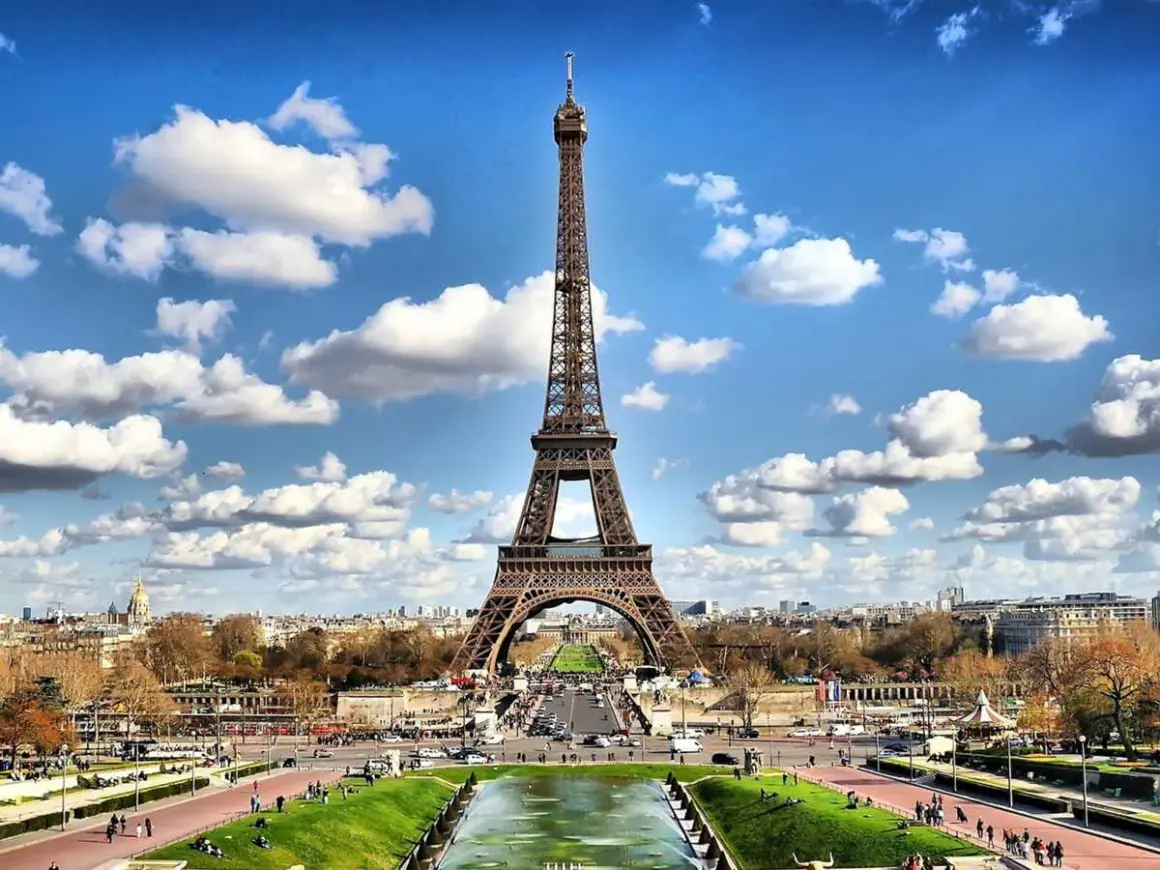 La Tour Eiffel, symbole de Paris, a été construite pour l'Exposition Universelle de 1889. Elle est un monument emblématique, une merveille d'ingénierie.