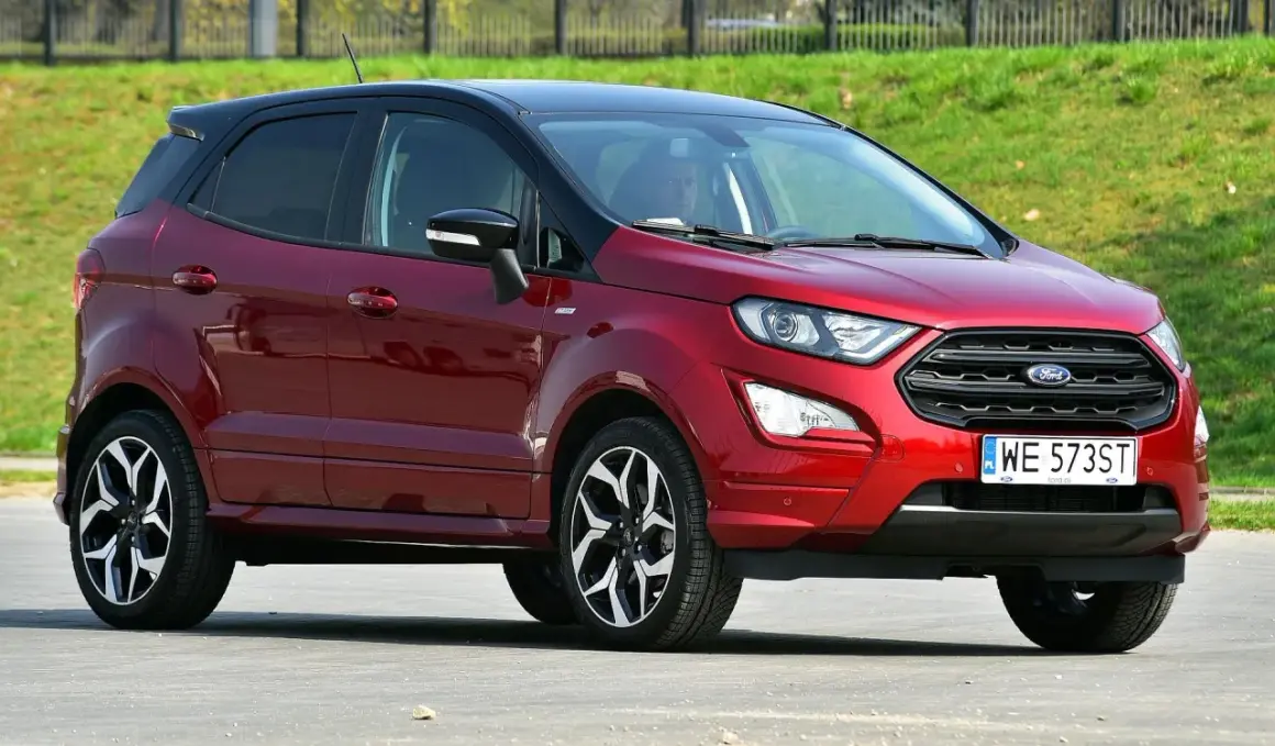 Czerwony Ford Ecosport używany, z czarnym dachem i felgami, gotowy na miejskie wyzwania.
