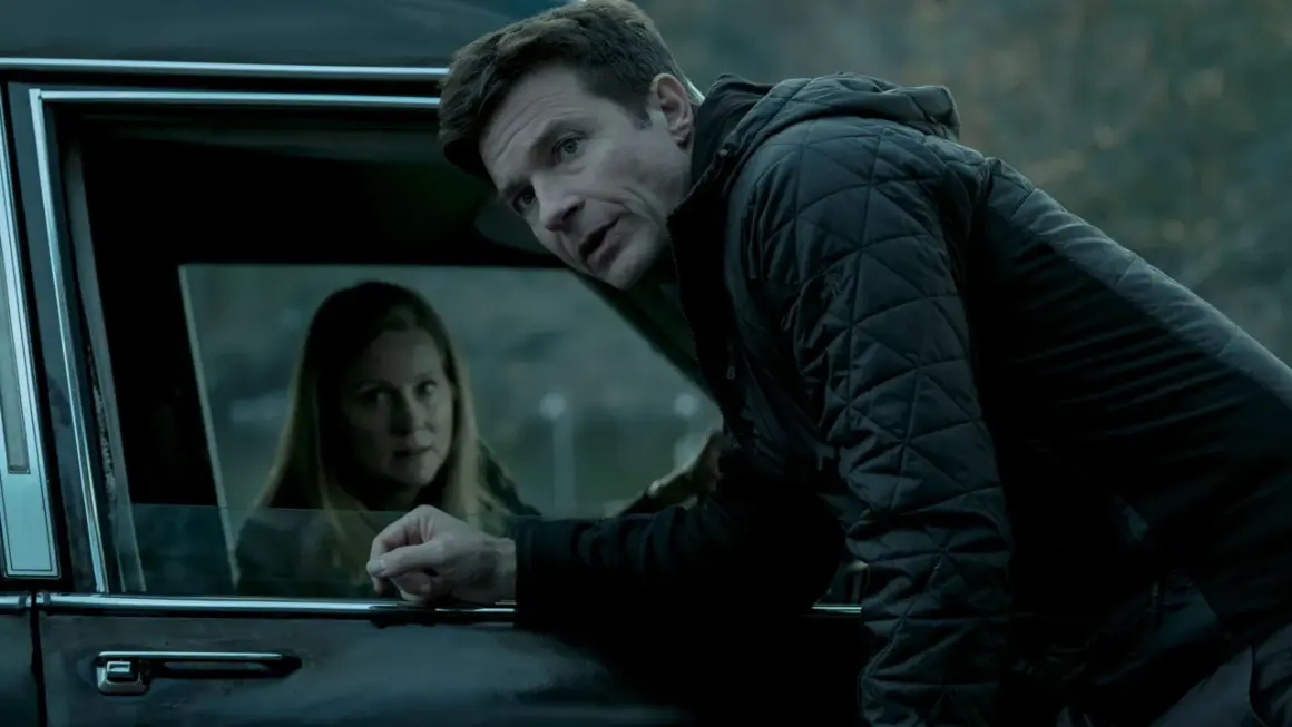 Marty und Wendy in Ozark Staffel 3, ein angespanntes Gespräch am Auto.