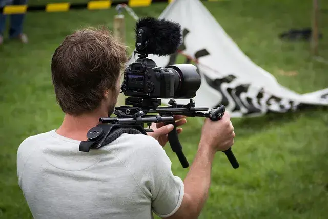 Co to operator filmowy? Wszystko o roli, zarobkach i karierze DoP.