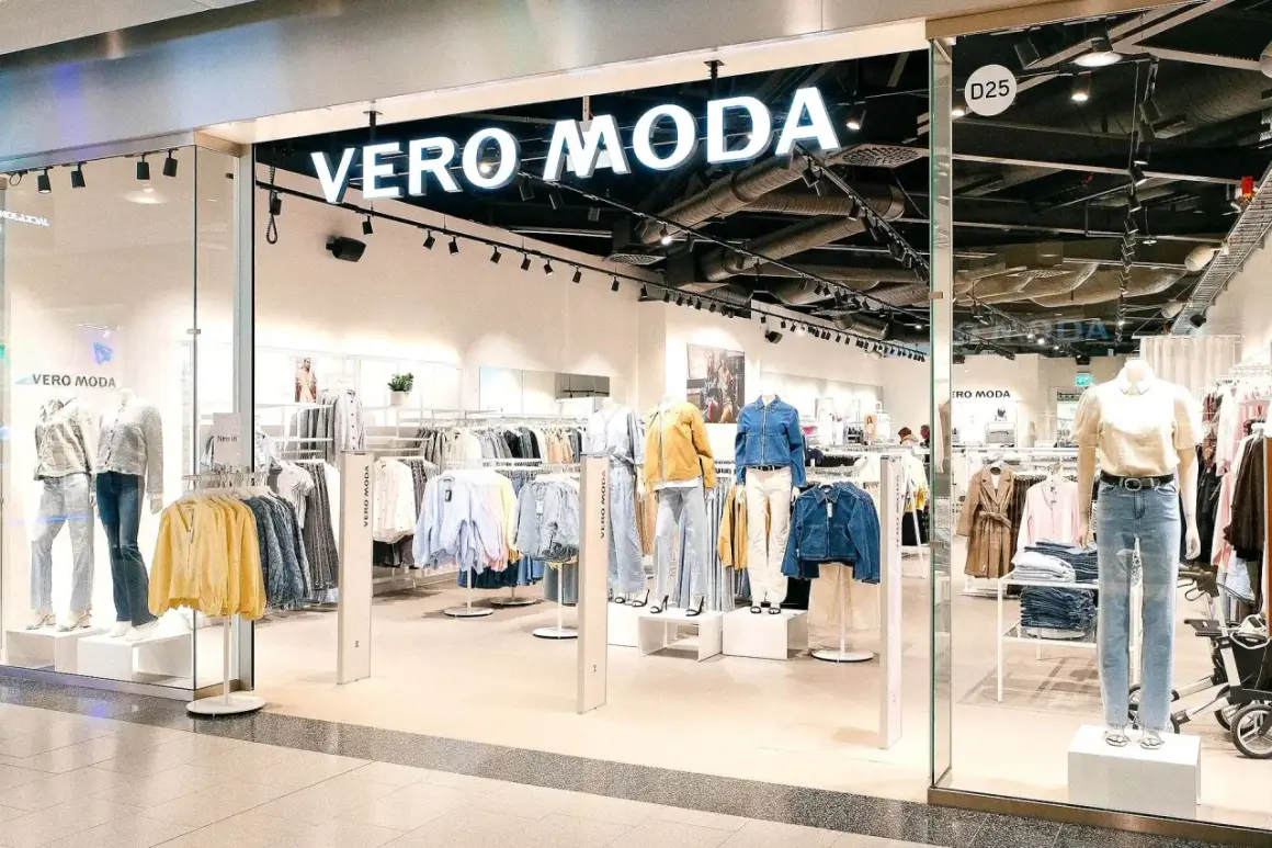 Vero Moda store entrance with mannequins displaying outfits and racks of clothing.