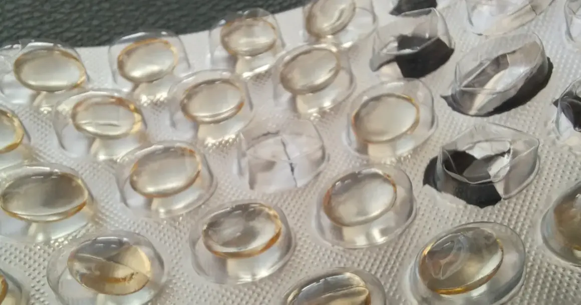 Puste blistry po kapsułkach, niektóre z pozostałościami, sugerujące nadmiar omega-3 objawy.