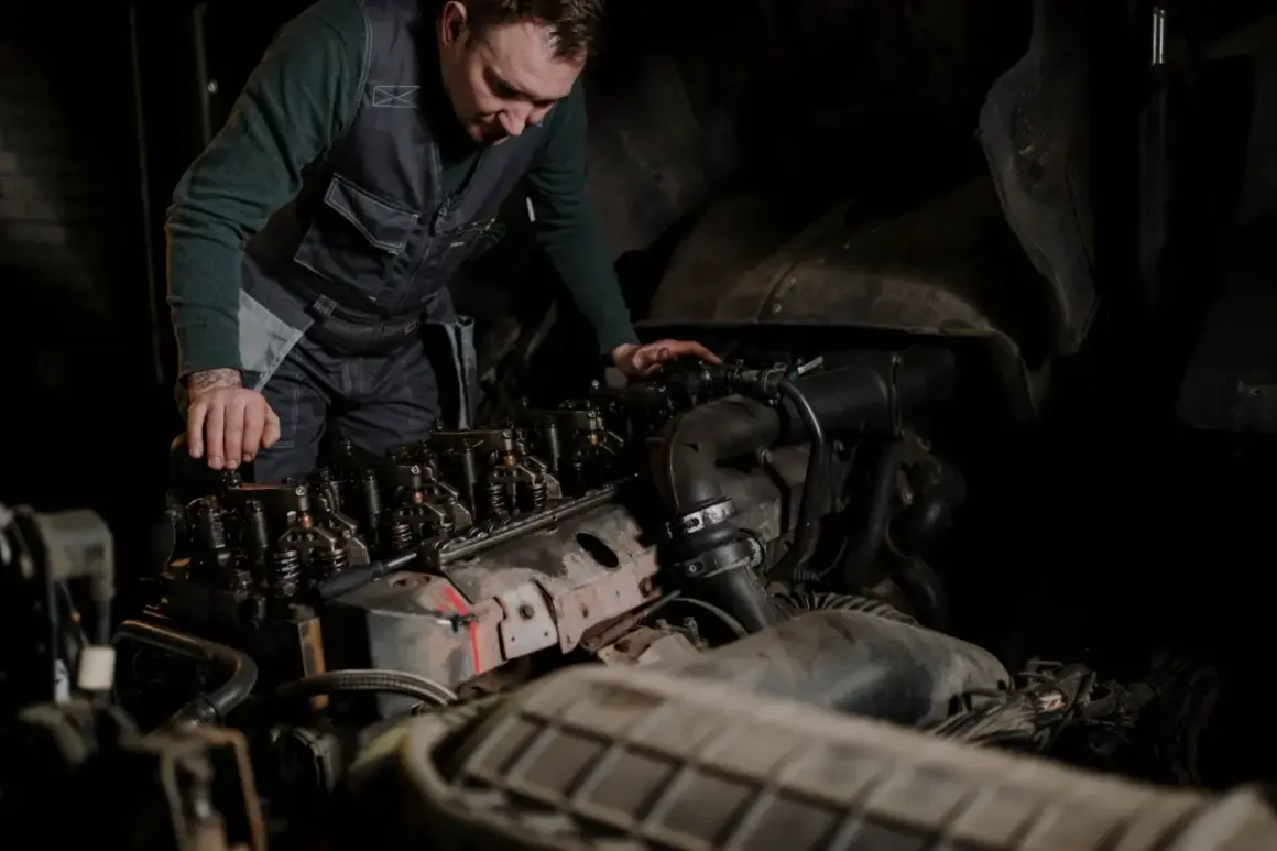 Mechanik bada silnik ciężarówki, szukając sposobu, jak wyczyścić EGR bez rozbierania.