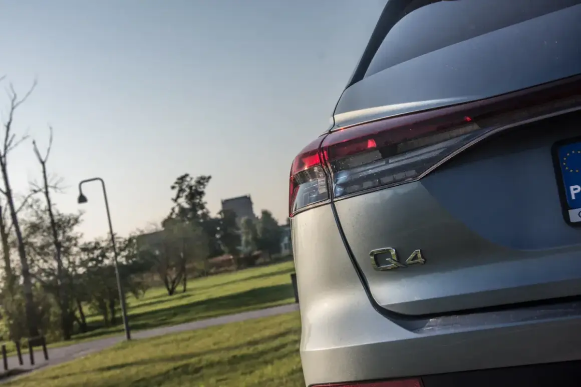 Tylne światła przeciwmgielne w Audi Q4. Czy są obowiązkowe? Zapytajmy kierowcę.