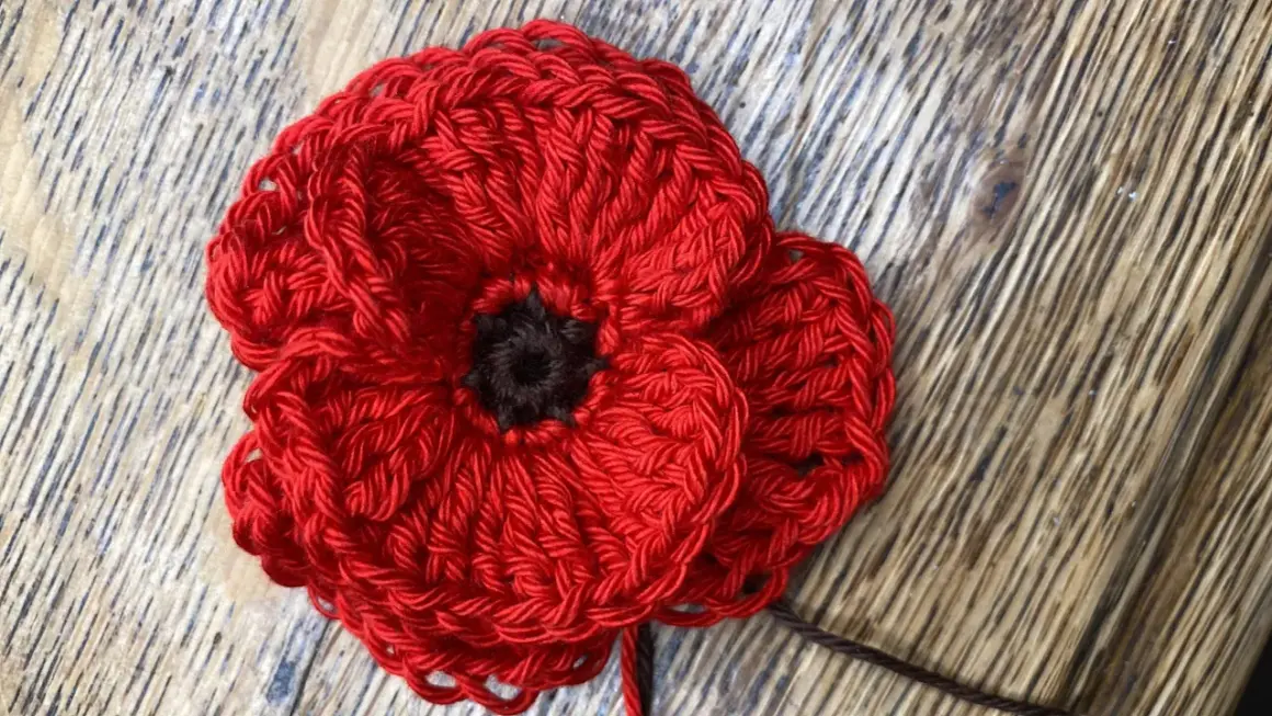 Fiore rosso all'uncinetto, perfetto per un tutorial uncinetto.