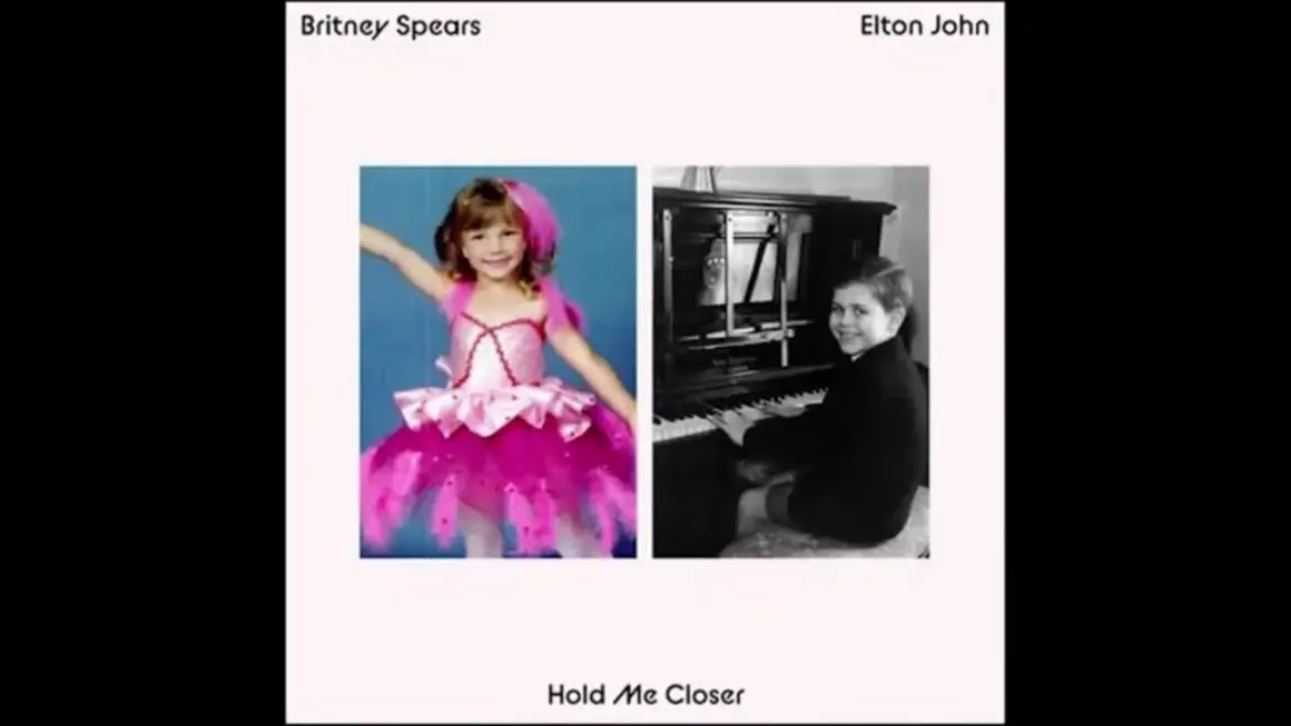 Britney Spears und Elton John als Kinder. Ein Bild zeigt Britney in einem rosa Tutu, das andere Elton am Klavier. Der Songtitel "Hold Me Closer" ist unten zu lesen.