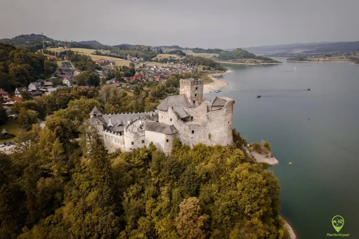 Zamek w Niedzicy, malowniczo położony nad Jeziorem Czorsztyńskim, to idealne miejsce na rodzinny wypad. Zaplanuj zwiedzanie Pienin i odkryj uroki tego regionu.