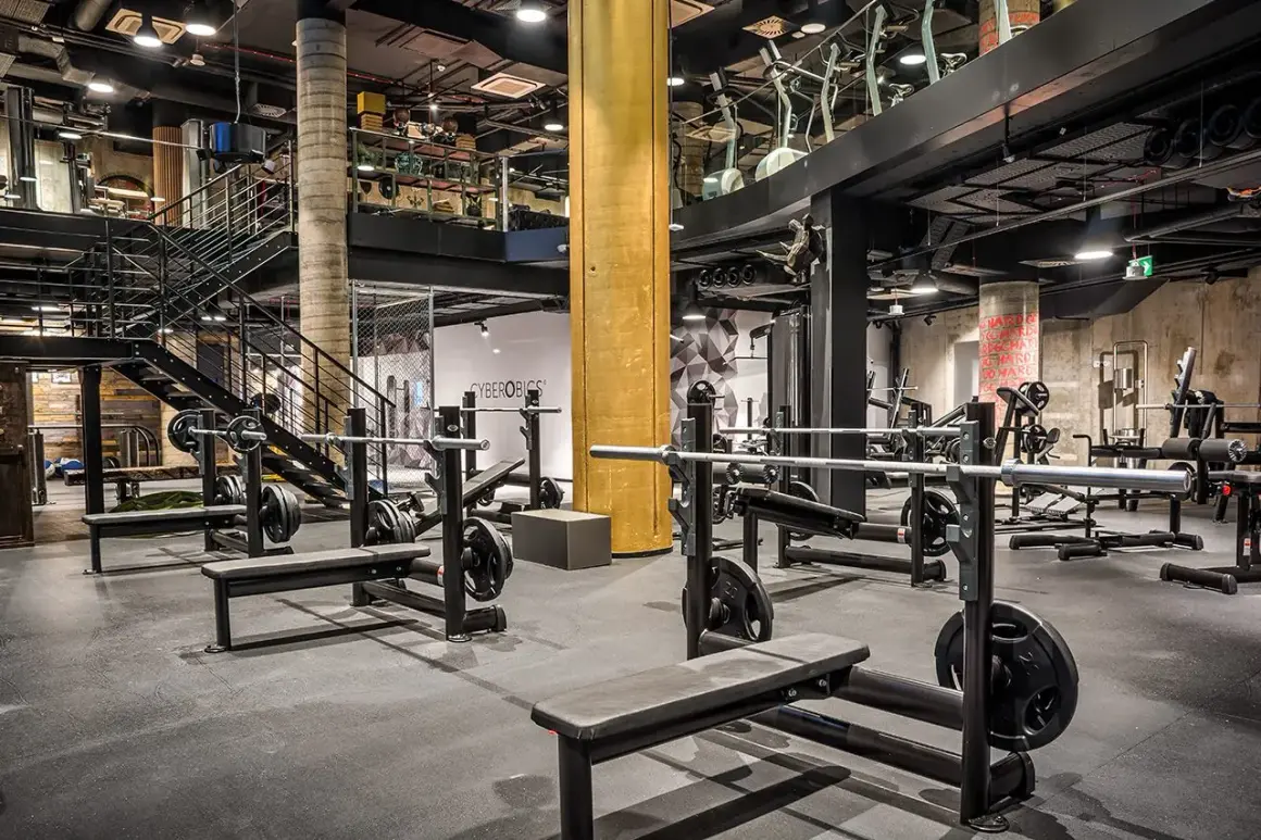 Nowoczesna siłownia z wolnymi ciężarami i maszynami. Idealne miejsce na trening crossfit we Wrocławiu.