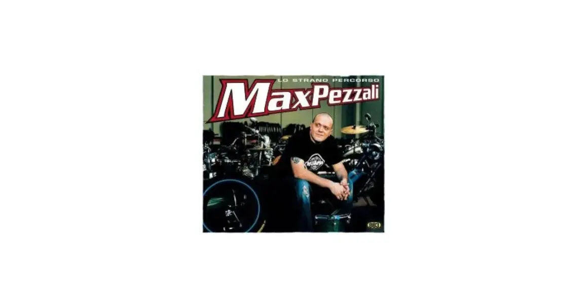 Max Pezzali seduto tra batteria e moto, con il titolo "Lo strano percorso" in evidenza.