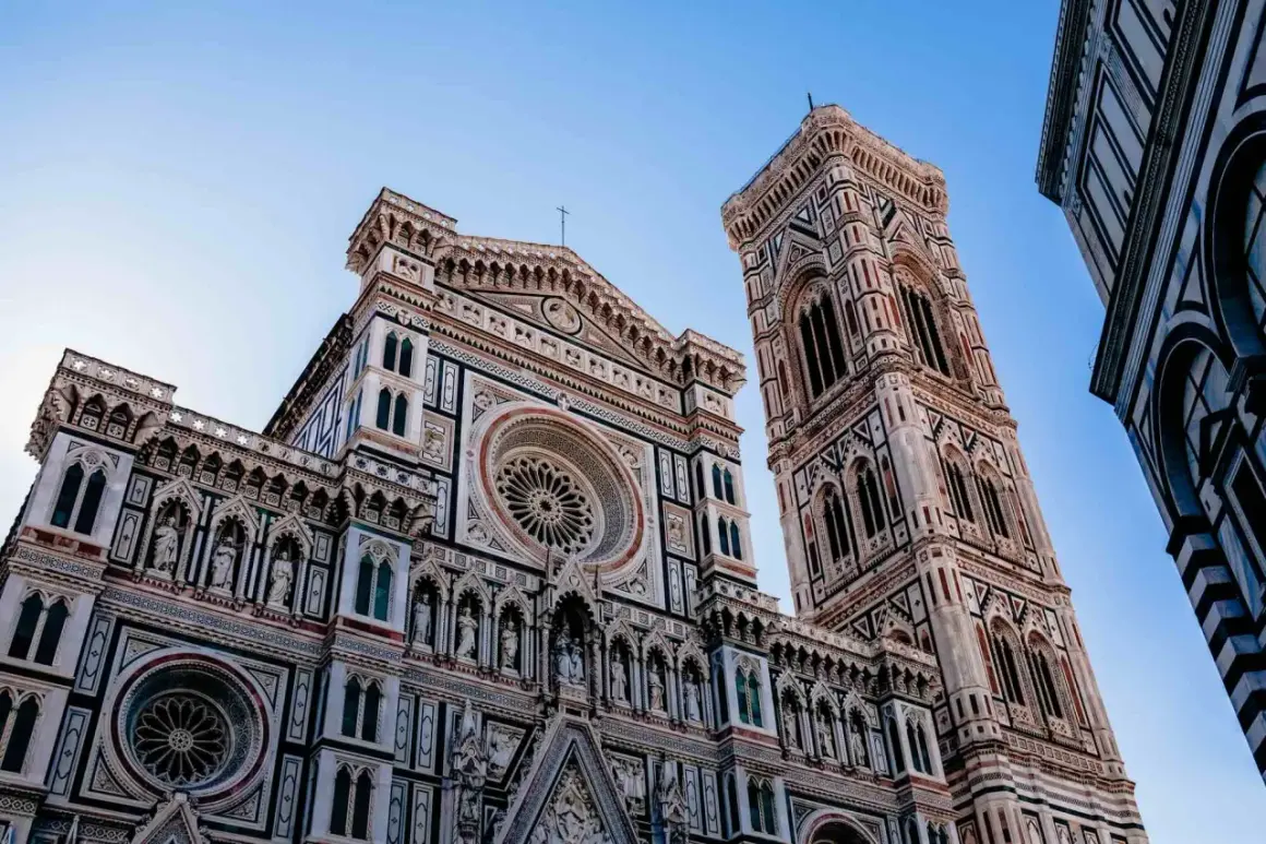 De Duomo van Florence, met zijn rijke versieringen en geometrische patronen, toont duidelijke renaissance kenmerken.