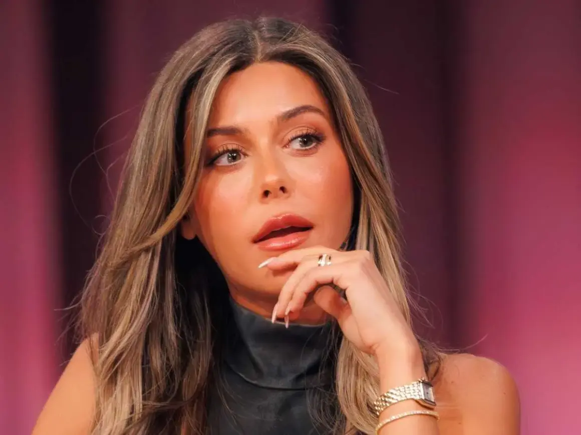Bianca Ingrosso med sitt blonda hår och sminkade ansikte, en tankfull blick. Hon har en klocka och ringar på sina fingrar.
