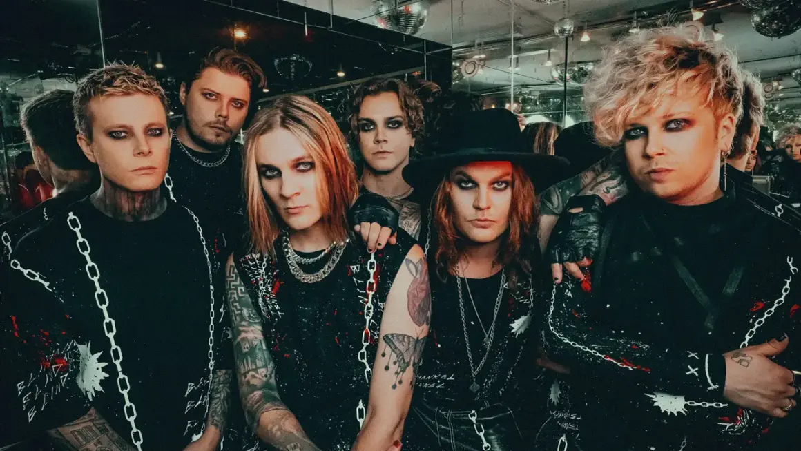 Zespół Blind Channel w stylizacjach z mocnym makijażem i łańcuchami.