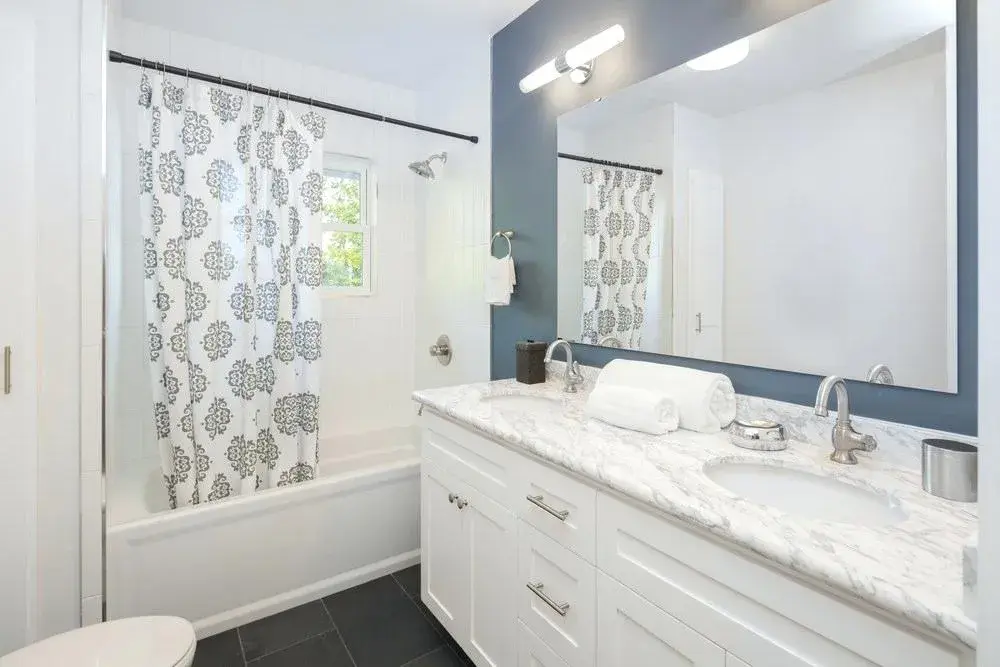Cortinas de baño: ¿Mampara o cortina? Elige, instala y mantén