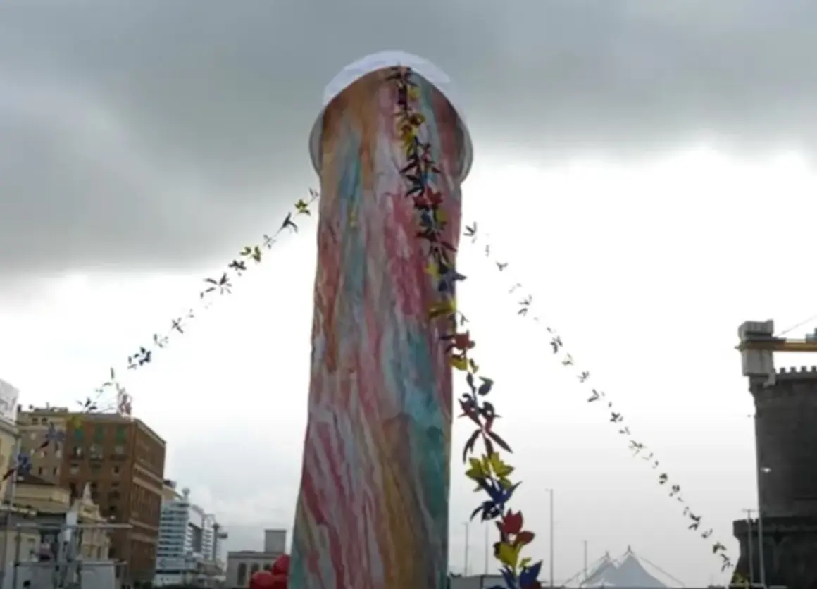 Un'installazione colorata, alta e decorata con festoni di fiori. Si immagina di poter toccare il naso di Pulcinella.
