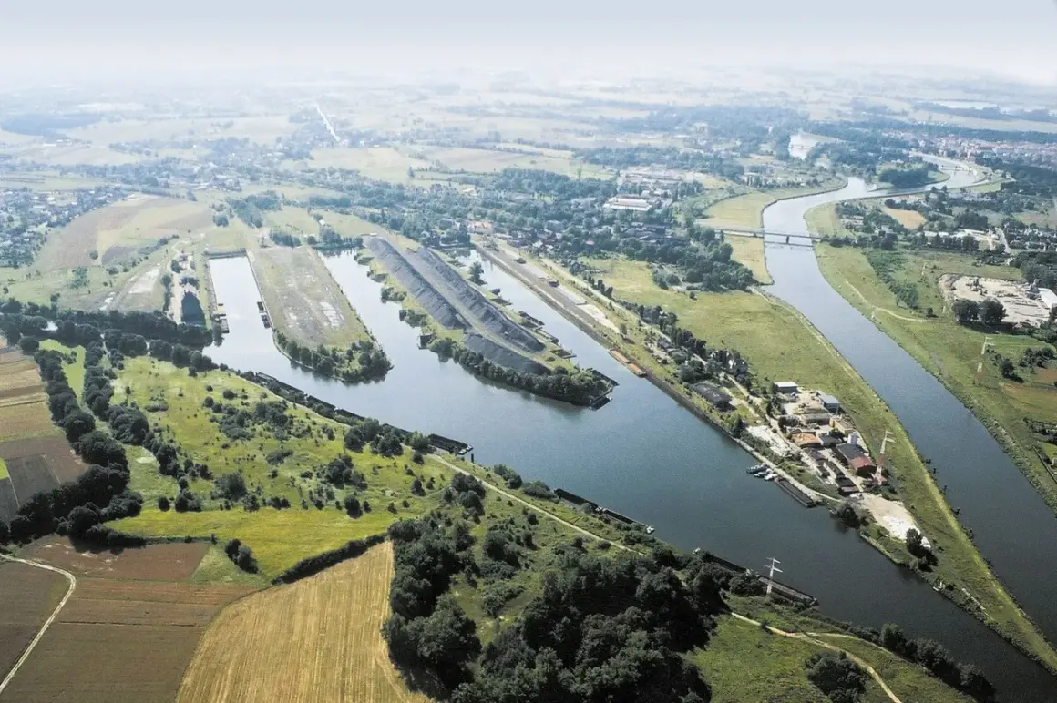 Widok z lotu ptaka na port rzeczny i kanały w Kędzierzynie-Koźlu. Widoczne barki, hałdy węgla i tereny przemysłowe. To jedne z kędzierzyn koźle atrakcje.