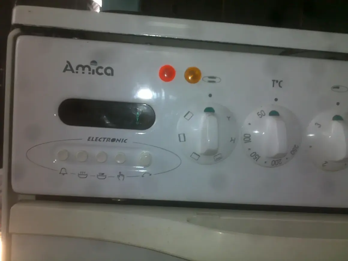 Panel sterowania piekarnika Amica Super Line z wyświetlaczem elektronicznym, pokrętłami temperatury i ikonami funkcji.