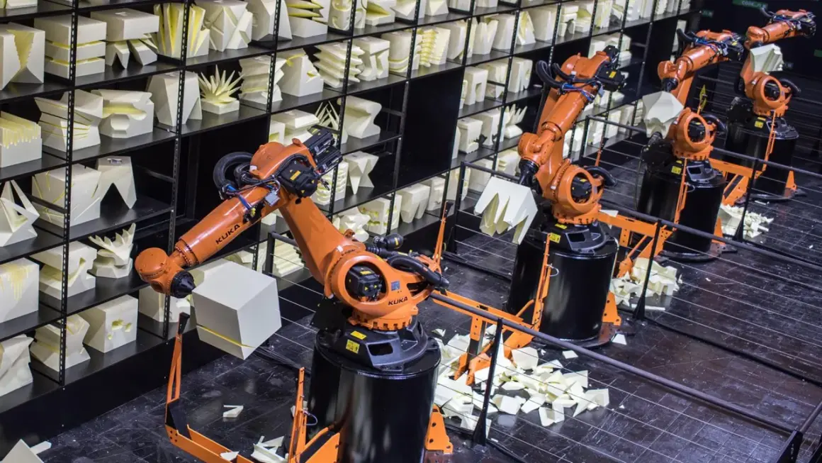 Roboterarme im Museum der Industriekultur formen weiße Objekte.
