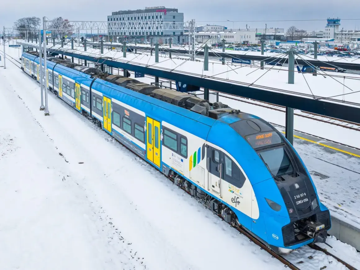 Nowy, niebiesko-biały pociąg Elf na stacji Pyzowice Lotnisko. Idealny transport na lotnisko w zimowy dzień.