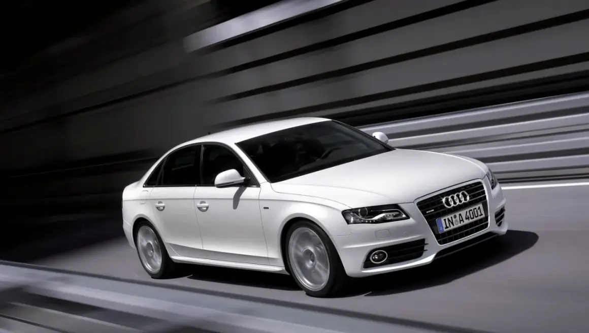 Białe Audi A4 B8 w ruchu, z widocznymi typowymi usterkami, które mogą pojawić się w tym modelu.