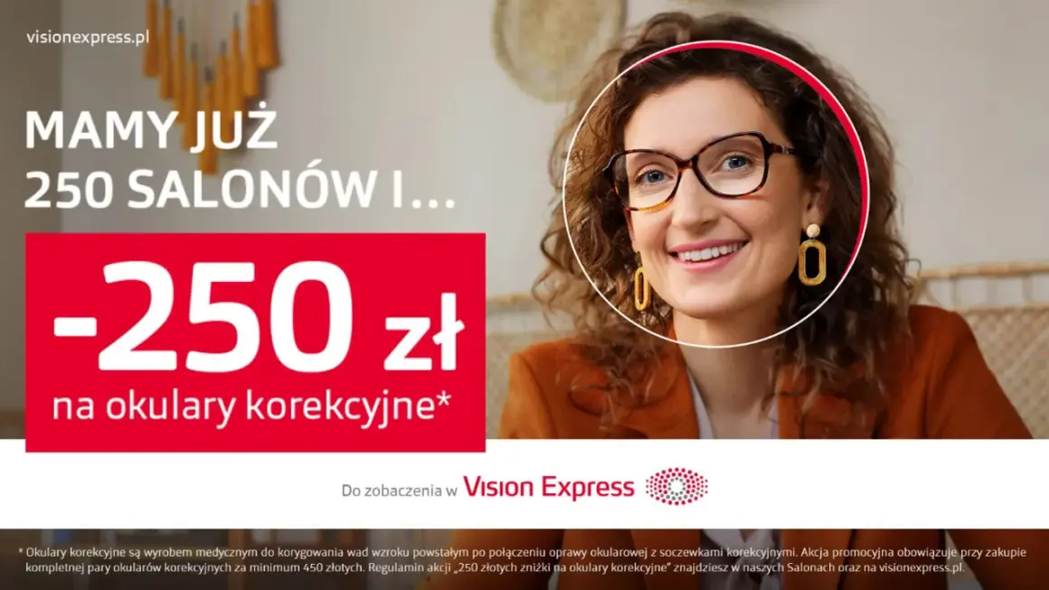 Vision Express: ile lat, tyle zniżki! 250 zł na okulary korekcyjne przy zakupie kompletu. Uśmiechnięta kobieta w okularach.