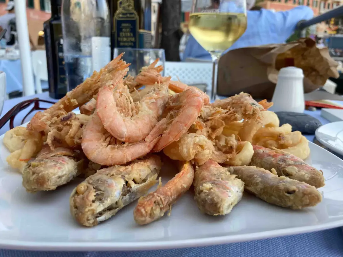 Fritto misto di mare, un'esplosione di sapori liguri, perfetto per una cena nei ristoranti di Santa Margherita Ligure.