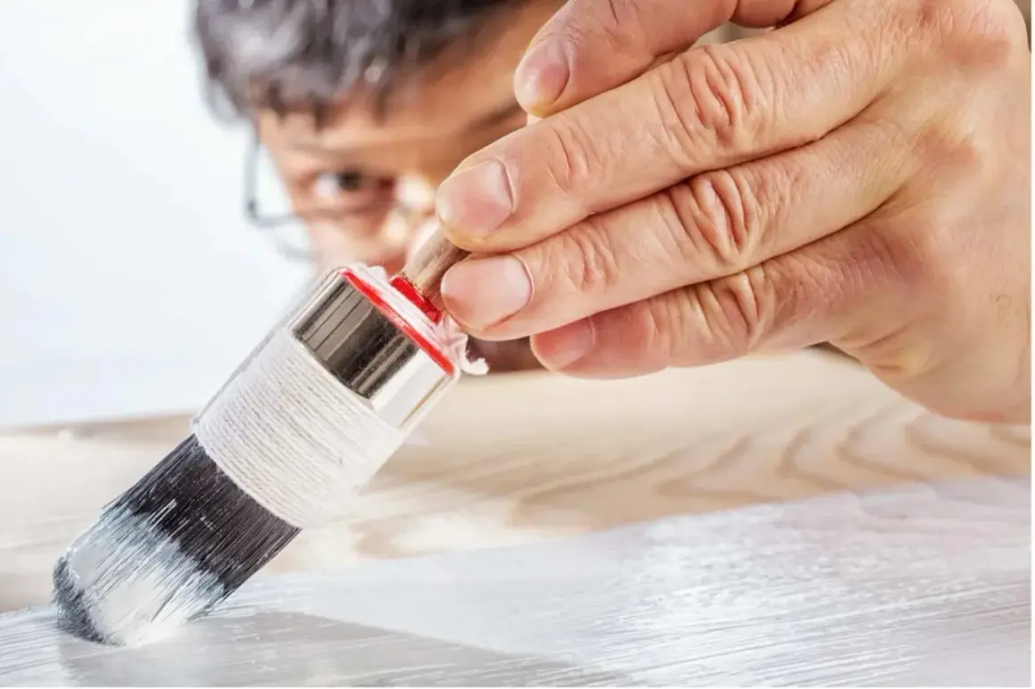 Applicazione di primer legno per preparare la superficie alla verniciatura. Il primer serve a migliorare l'adesione e la finitura.