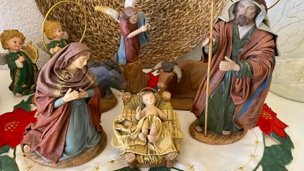 Escena del nacimiento de Jesús con María, José, ángeles, buey y burro.