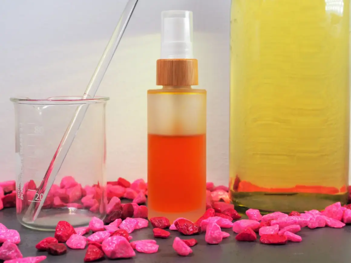 Zutaten für anti aging creme selber machen: ein Becherglas mit Pipette, eine Sprühflasche mit orangefarbener Flüssigkeit und ein großes Glas mit gelbem Öl.