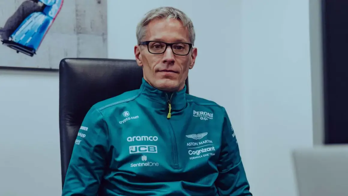 Mike Krack, con su chaqueta del equipo Aston Martin, reflexiona sobre la próxima carrera.