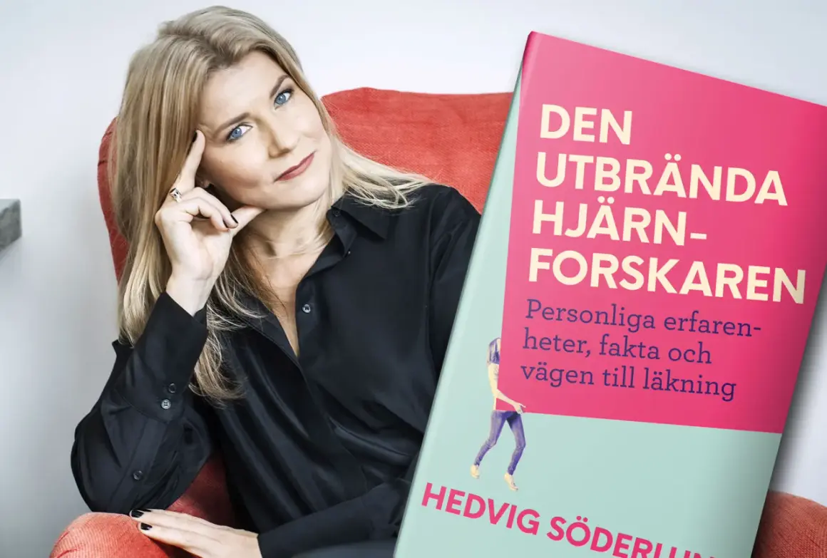 En kvinna med blå ögon och blont hår sitter i en röd fåtölj bredvid boken "Den utbrända hjärnforskaren". Boken handlar om utmattningssyndrom och hur man kan läka.