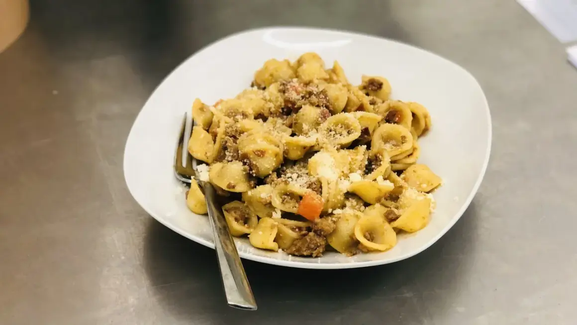 Orecchiette mit original sizilianischer Bolognese, bestreut mit Parmesan. Ein köstliches Gericht, das nach Italien schmeckt.