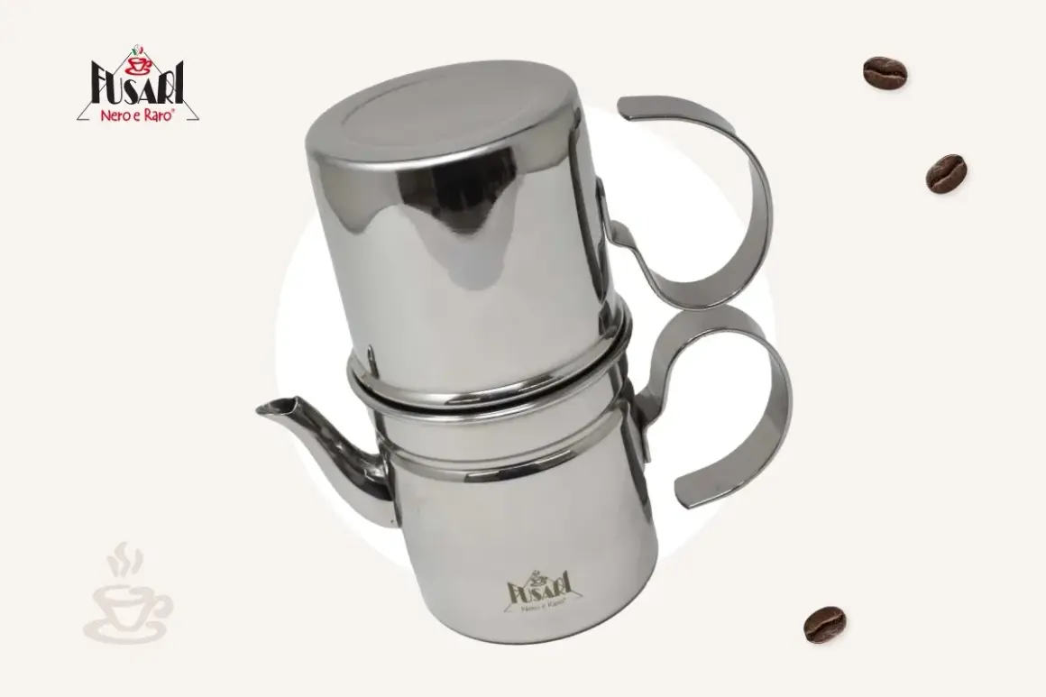 Moka in acciaio lucido, pronta per preparare un caffè aromatico. Scopri come funziona la moka per un espresso perfetto.