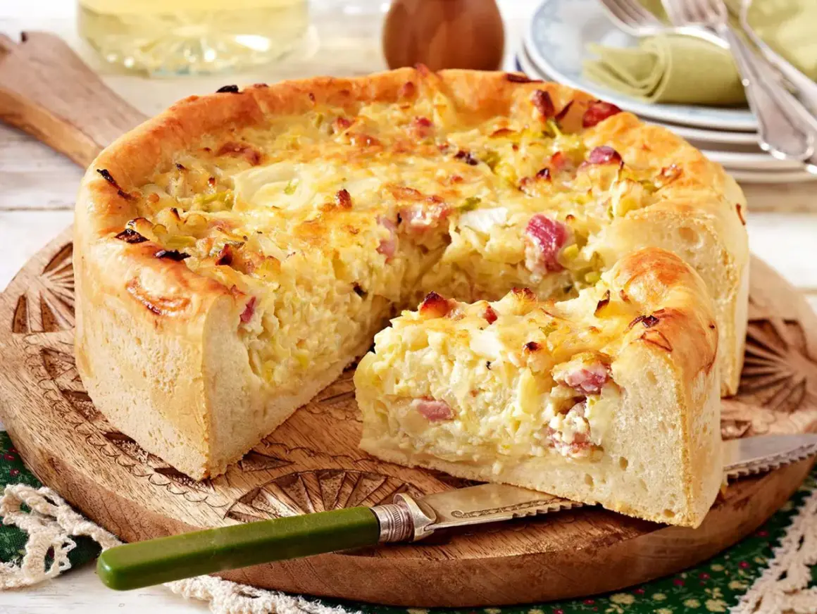 Ein goldbrauner Zwiebelkuchen mit Speck, ein köstliches zwiebelkuchen originalrezept, auf einem Holzbrett mit einem Messer.