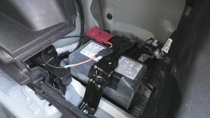 Gdzie jest akumulator 12V w RAV4 Hybrid? Wszystko, co musisz wiedzieć