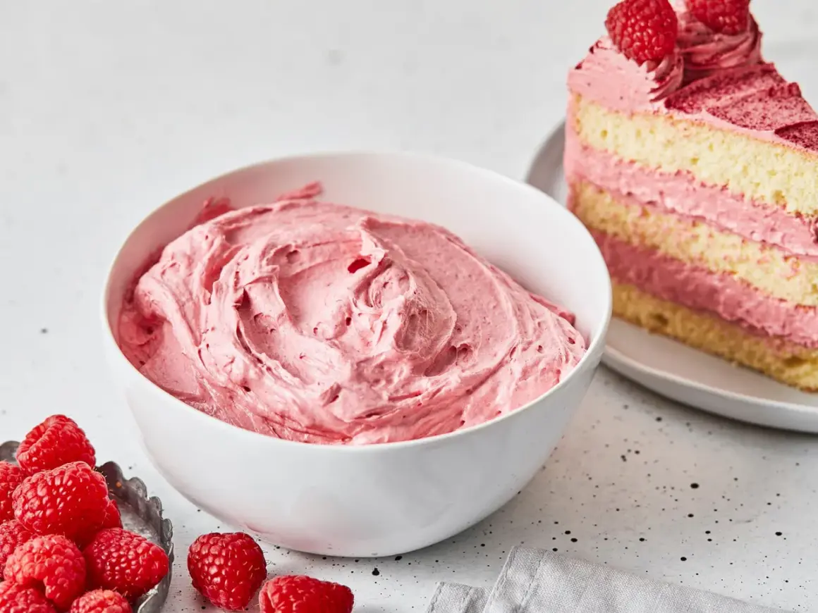 Schüssel mit cremiger Buttercreme mit Pudding und Himbeeren. Daneben ein Stück Kuchen mit derselben Füllung.