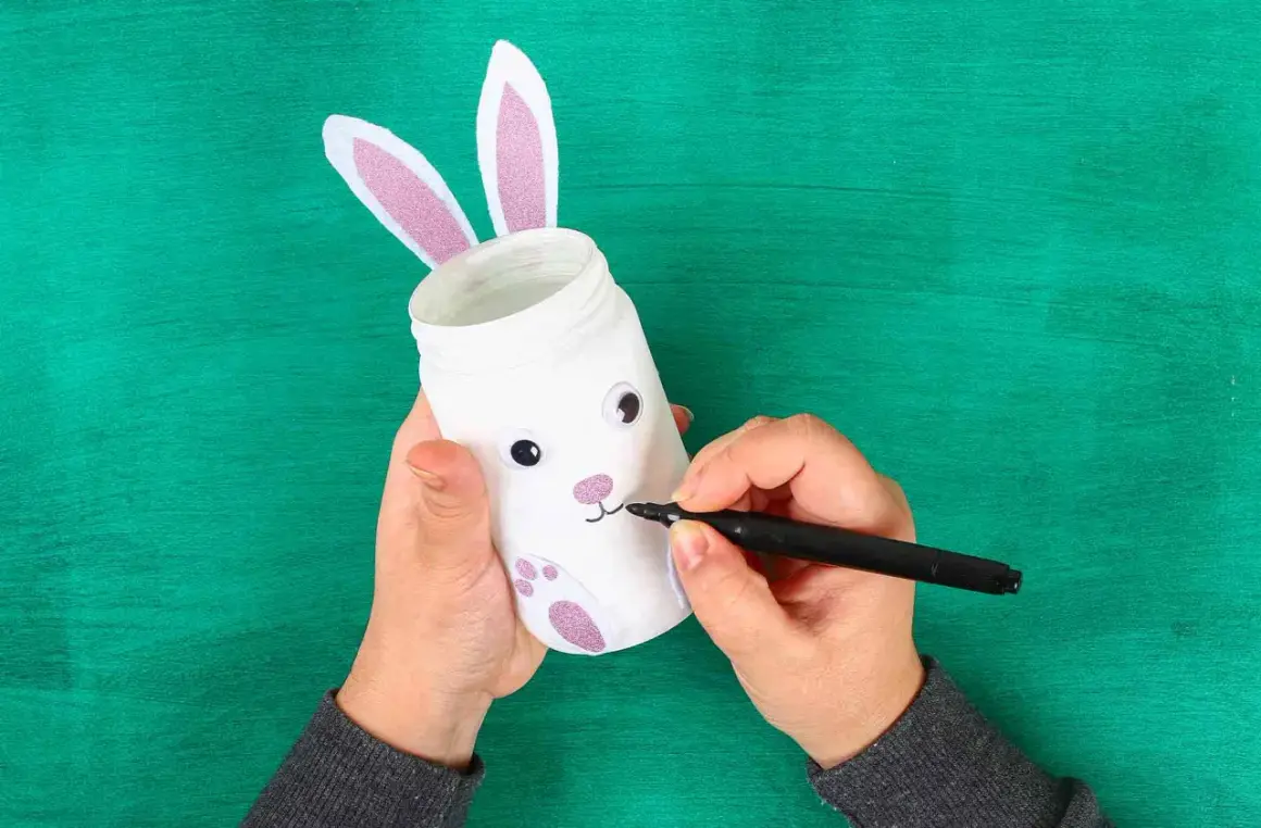 Un coniglietto pasquale prende vita! Un lavoretto pasqua scuola primaria per creare un simpatico portapenne con un barattolo, orecchie e zampe glitterate.