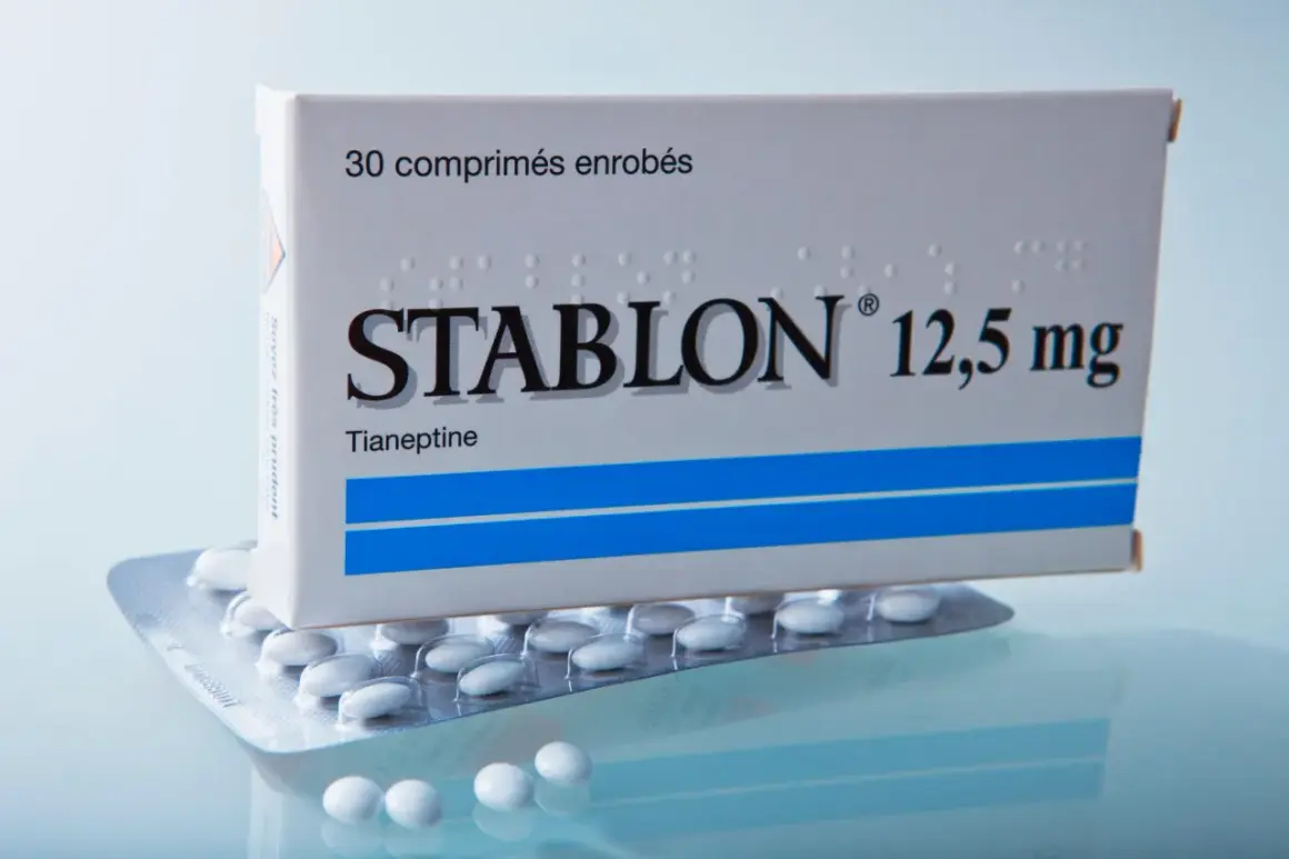 Opakowanie leku Stablon 12,5 mg z tianeptyną w blistrach. Lek ten, znany też jako coaxil, jest stosowany w leczeniu depresji.
