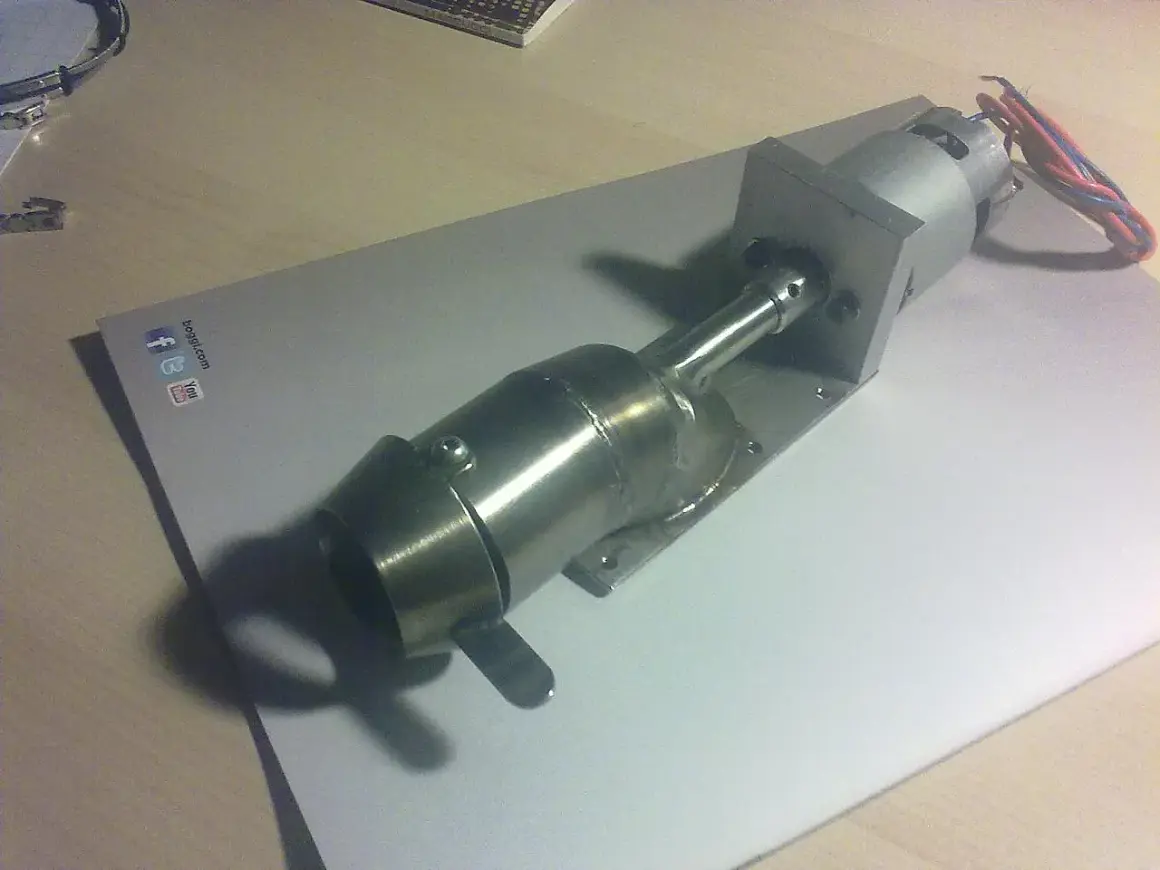 Un prototipo di motore idrogetto fai-da-te, con un motore elettrico collegato a un ugello metallico.