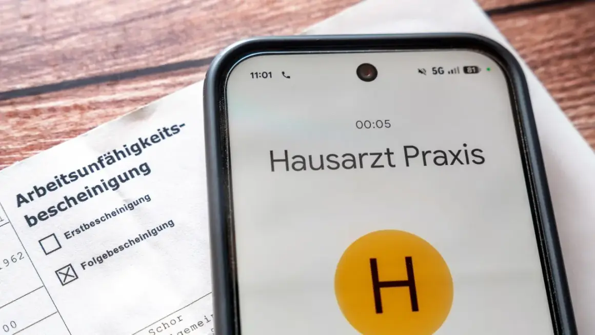 Arbeitsunfähigkeitsbescheinigung liegt bereit. Das Handy zeigt Anruf bei Hausarzt Praxis. Wichtig für Krankmeldung ab 3. Tag Gesetz.
