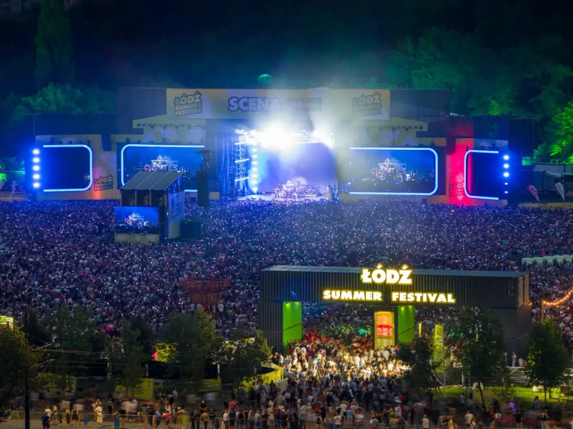 Koncert na Łódź Summer Festival z ogromną publicznością i sceną oświetloną światłami.