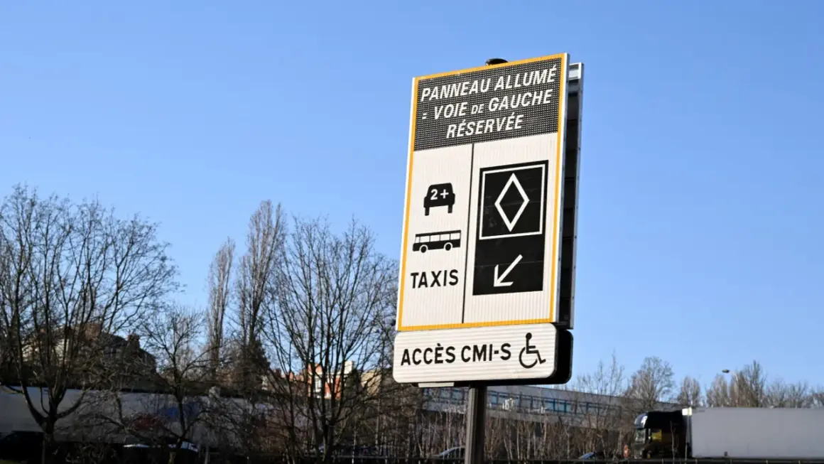 Panneau lumineux : voie de gauche réservée au covoiturage (2+), taxis et PMR. Accès CMI-S.