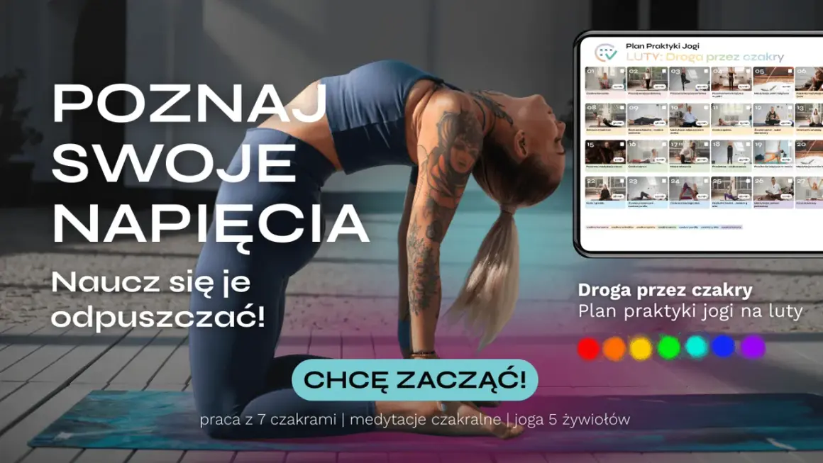 Kobieta w pozie jogi z tatuażami, na ekranie plan praktyki jogi na luty.
