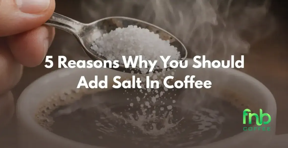En sked med salt hälls ner i en ångande kaffekopp. Texten "5 Reasons Why You Should Add Salt In Coffee" syns tydligt.